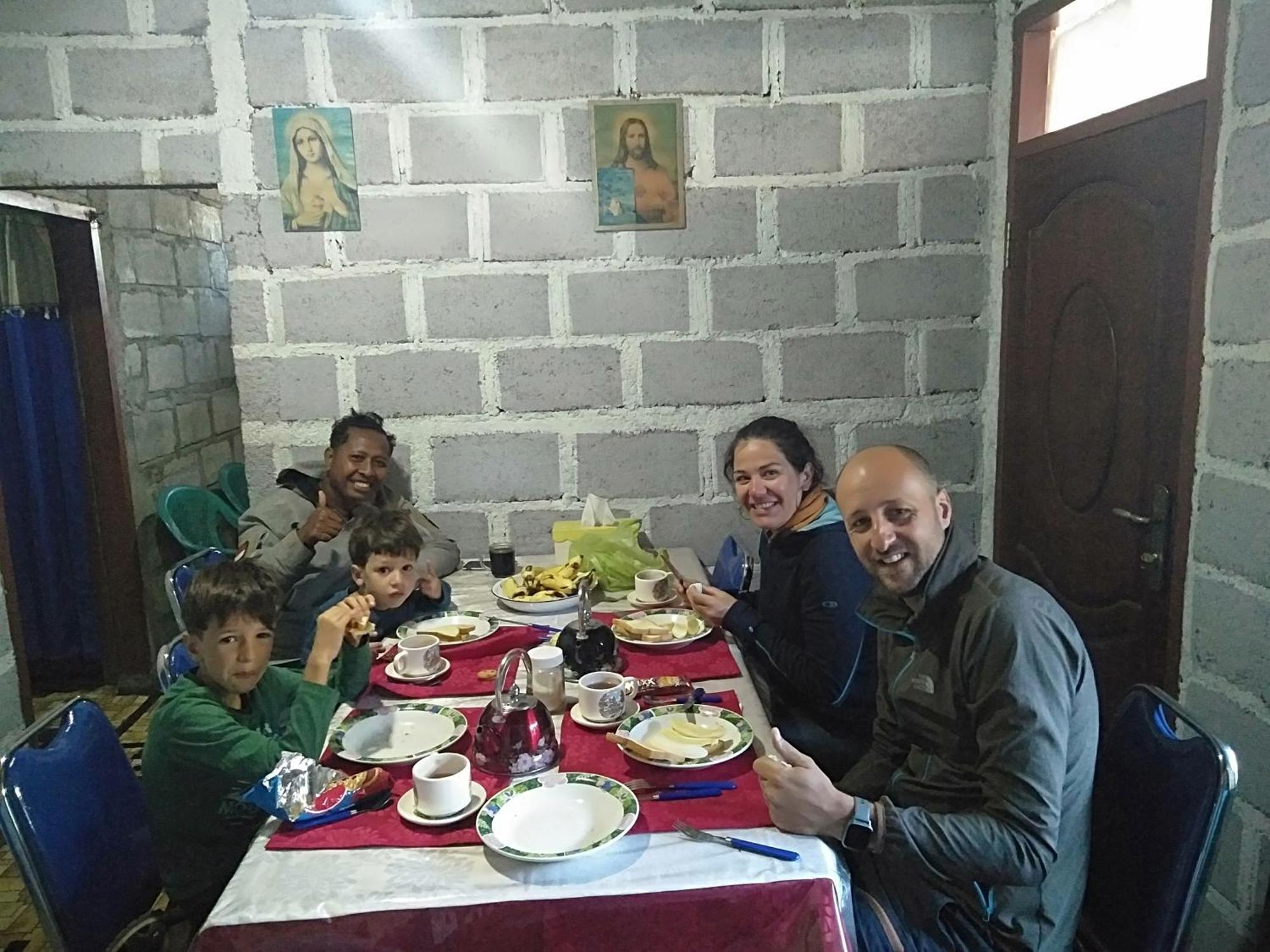 Arnolds Familly Homestay Bajawa Rom bilde